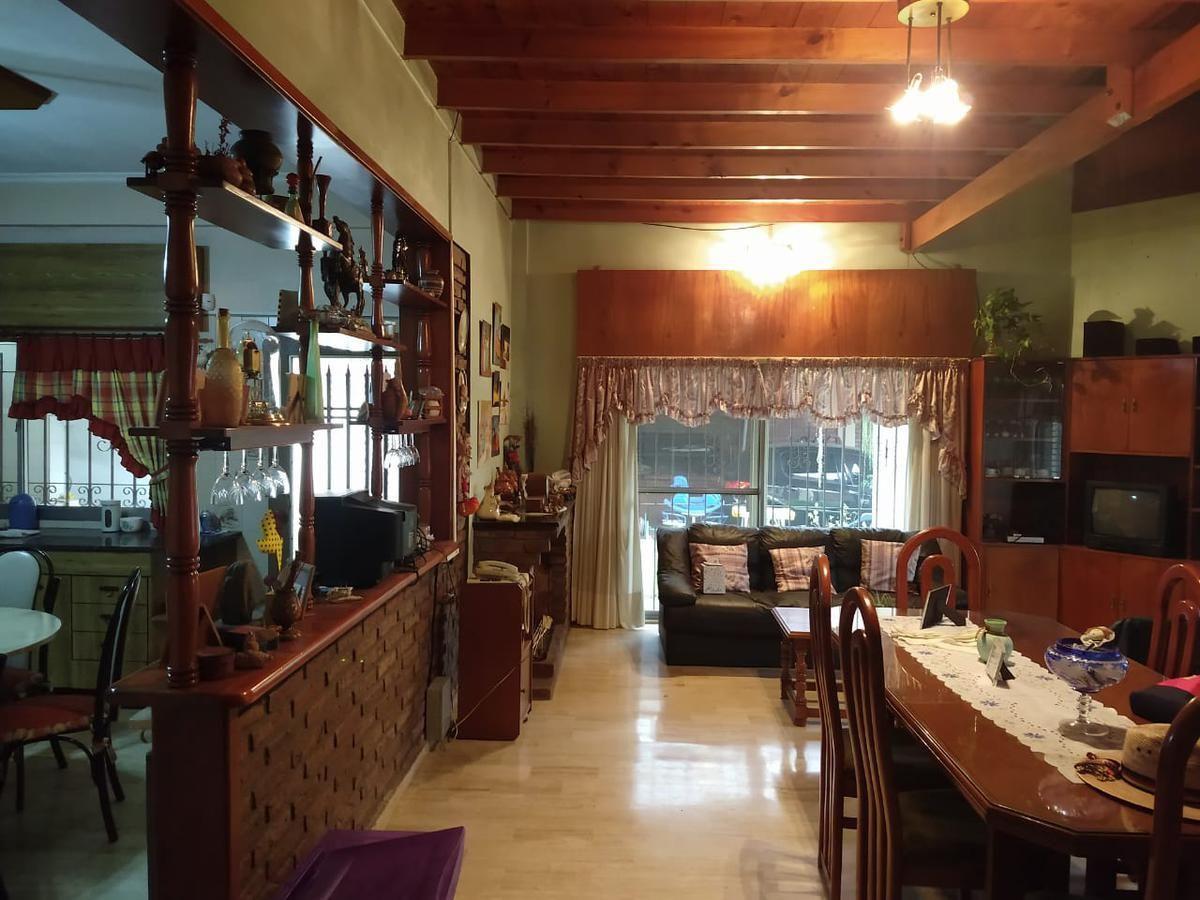 CHALET 5 AMBIENTES CON COCHERA ESCUCHA OFERTA