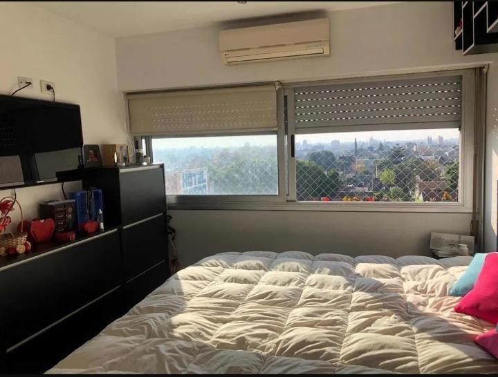 EXCELENTE DEPARTAMENTO CON COCHERA. ESCUCHA OFERTA.