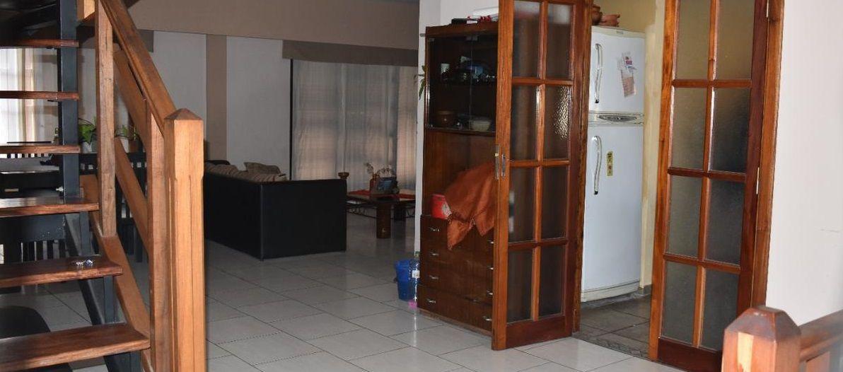 OPORTUNIDAD CASA 4 AMBIENTES CON COCHERA ESCUCHA OFERTA
