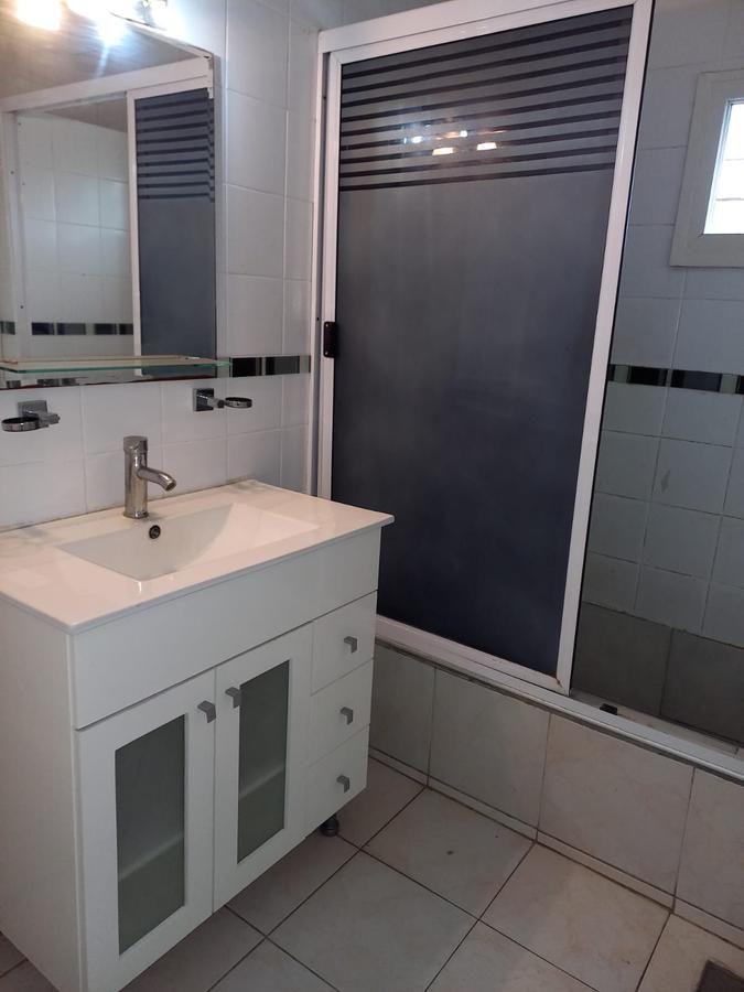 EXCELENTE TRIPLEX 4 AMBIENTES CON PATIO Y COCHERA. ESCUCHA O