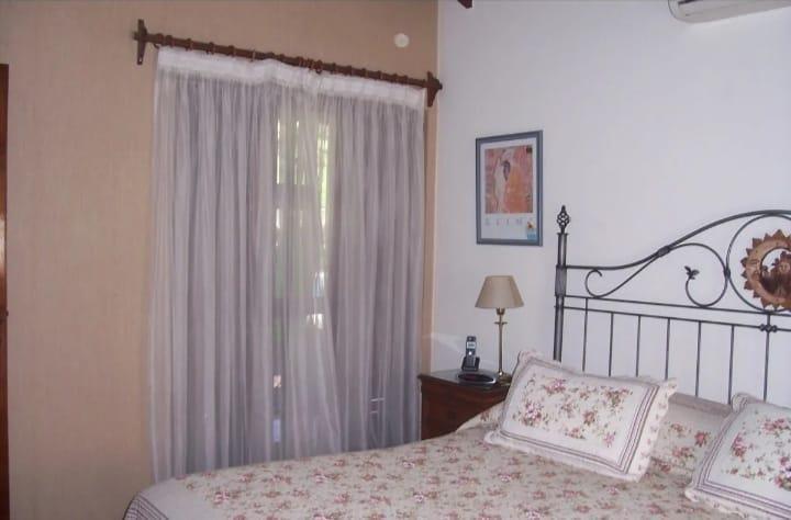 EXCELENTE CHALET 4 AMB CON PISCINA SOBRE GRAN LOTE. ESCUCHA