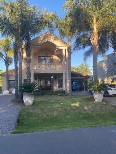 EXCELENTE Y MODERNA CASA 4 AMB CON PISCINA. ESCUCHA OFERTA.