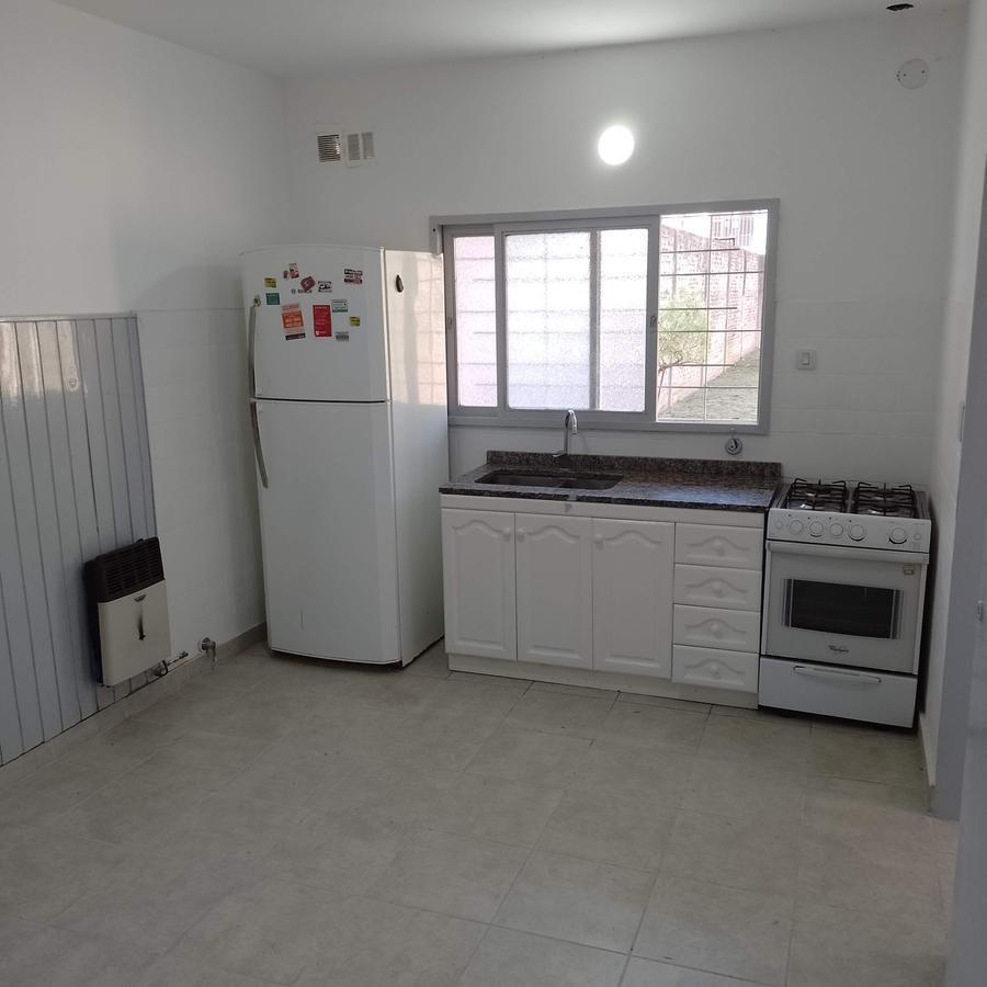 Foto de OPORTUNIDAD VENTA CASA 4 AMBIENTES CON PARQUE Y COCHERA CUBI, imagen 2