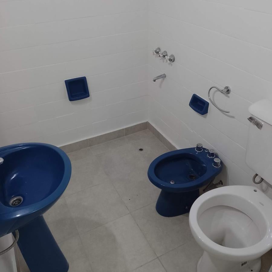 Foto de OPORTUNIDAD VENTA CASA 4 AMBIENTES CON PARQUE Y COCHERA CUBI, imagen 4