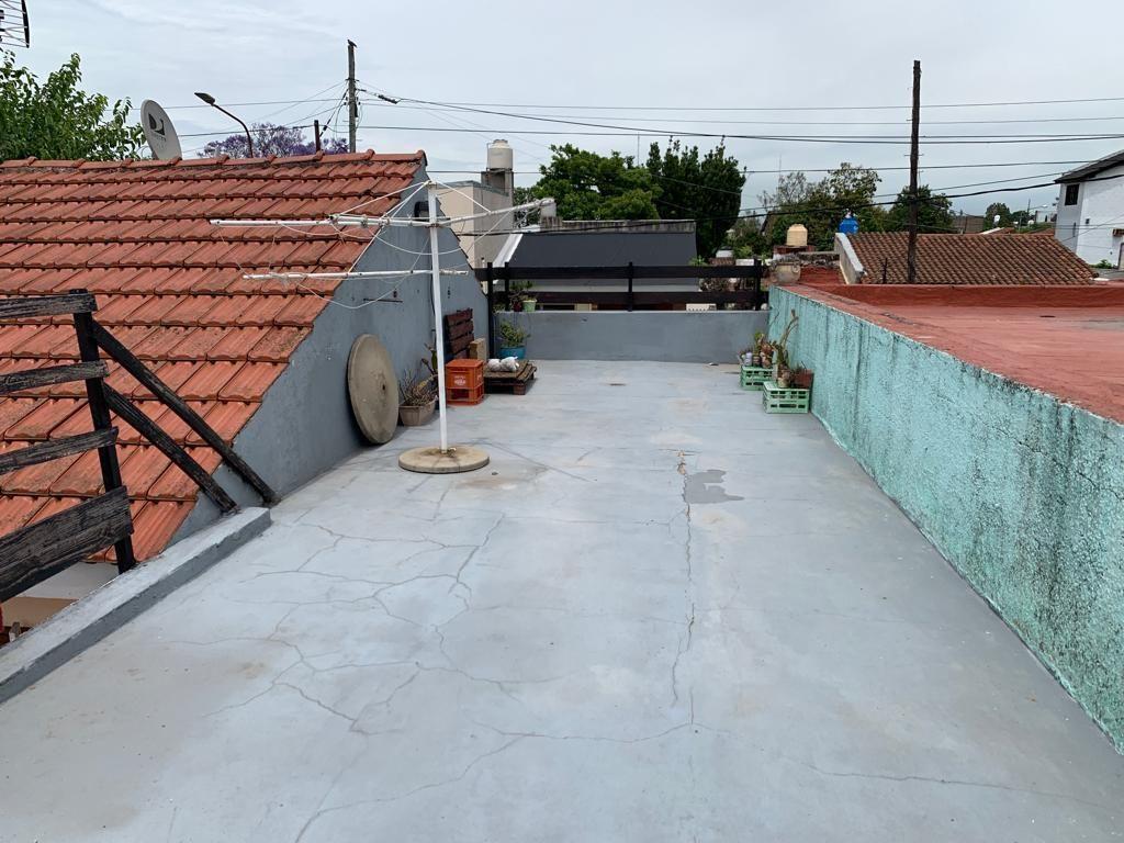 OPORTUNIDAD CASA 3 AMB CON PATIO Y COCHERA. ESCUCHA OFERTA.