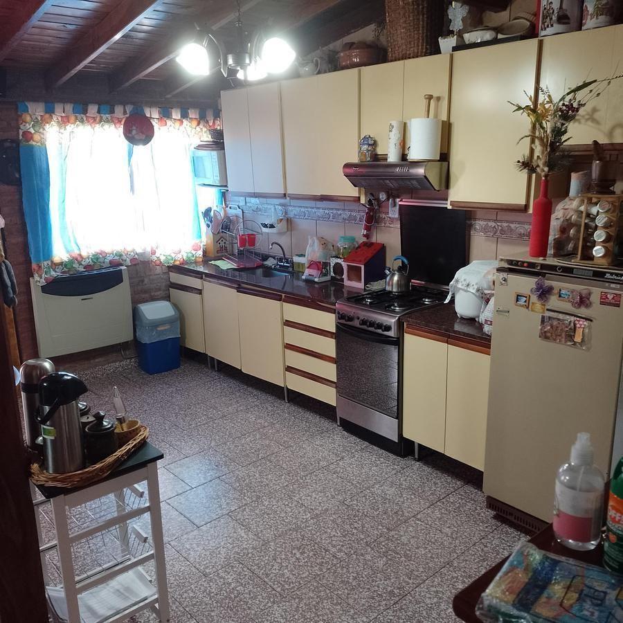 Foto de OPORTUNIDAD VENTA CASA 4 AMBIENTES CON QUINCHO Y FONDO LIBRE, imagen 3