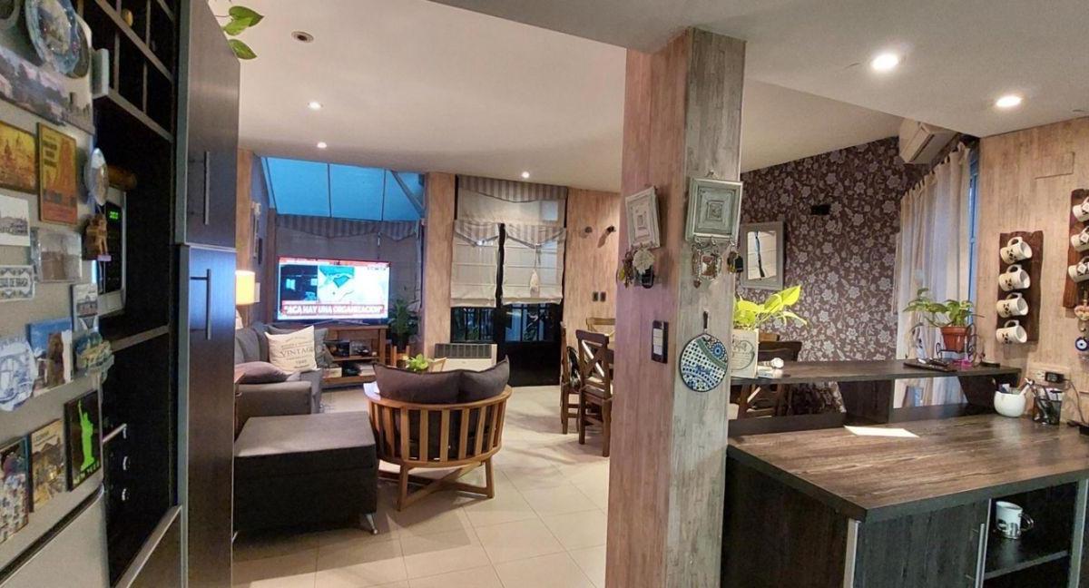OPORTUNIDAD VENTA CASA DE 4 AMBIENTES EN CASTELAR SUR
