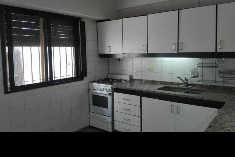 OPORTUNIDAD VENTA TRIPLEX RAMOS MEJIA CON COCHERA Y PATIO
