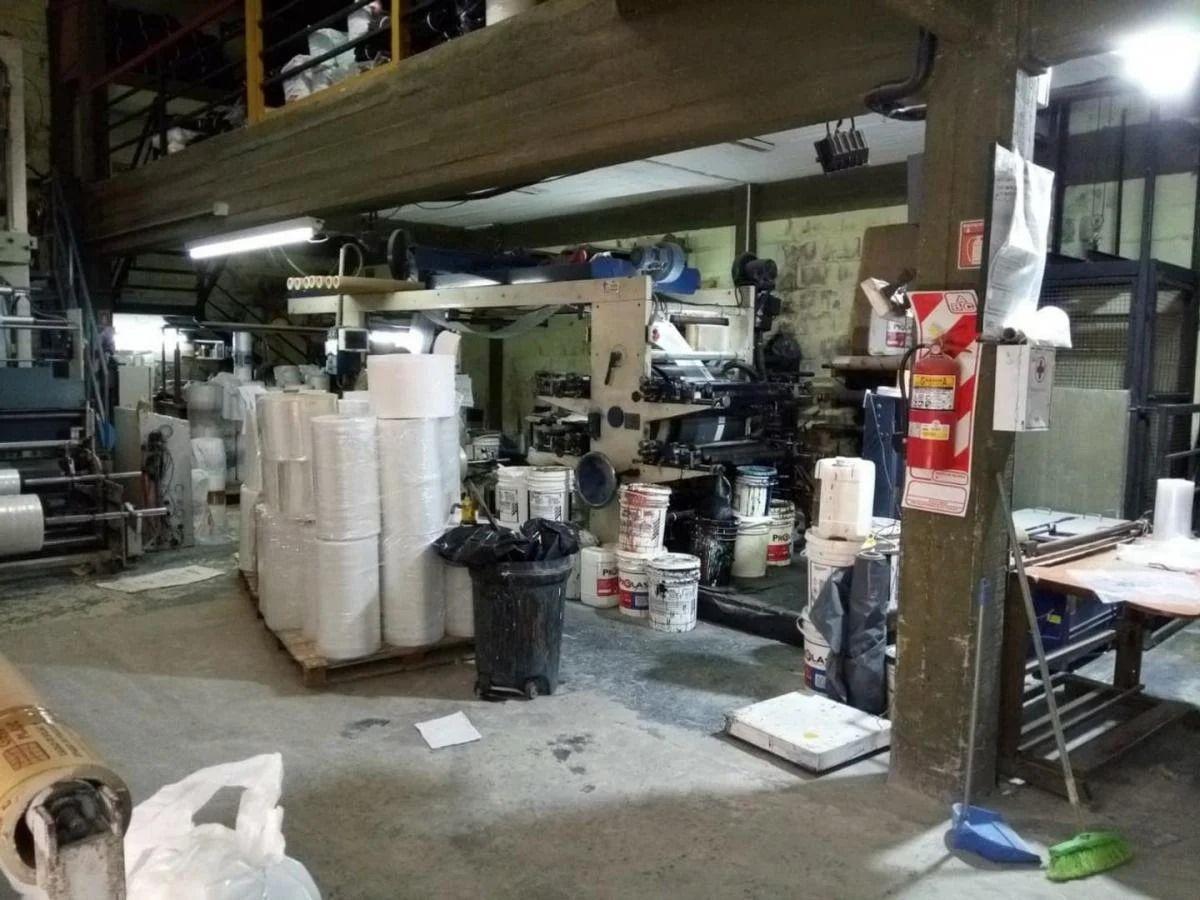 Foto de OPORTUNIDAD VENTA FABRICA Y OFICINA COMERCIAL ITUZAINGO, imagen 4