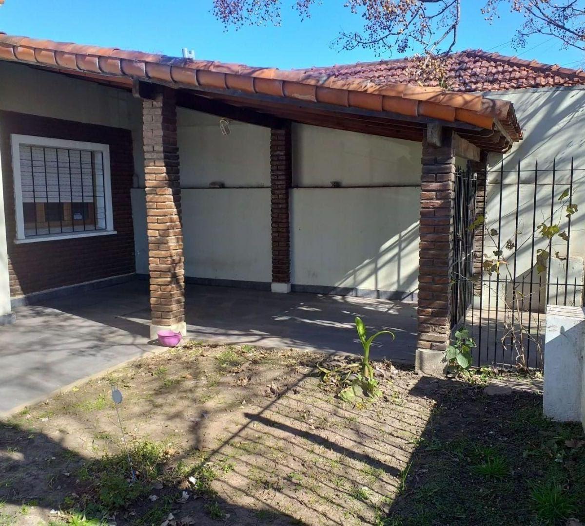 OPORTUNIDAD VENTA CASA 4 AMBIENTES CON PATIO Y COCHERA