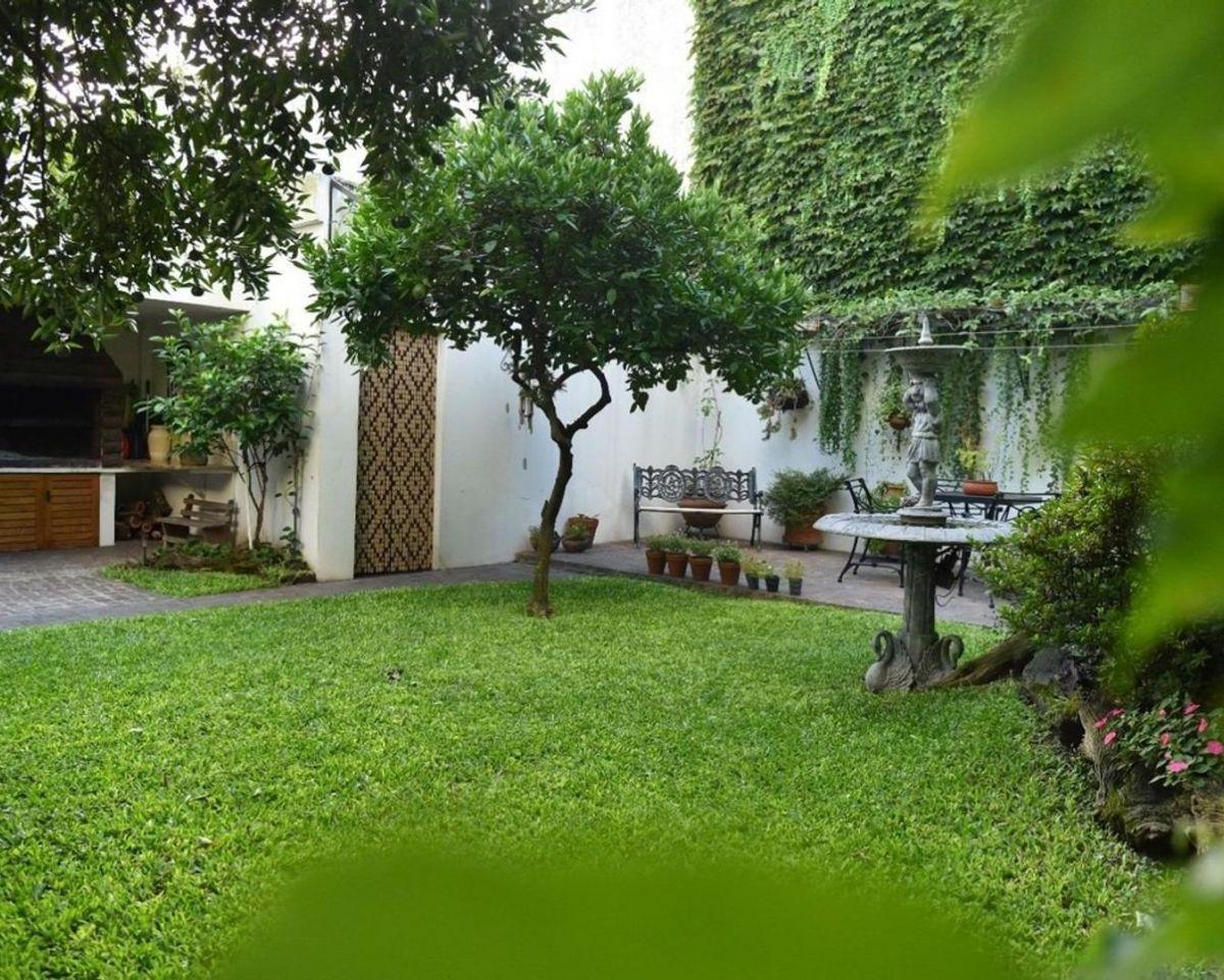 OPORTUNIDAD venta casa 4 ambientes con PATIO Y PARRILLA.