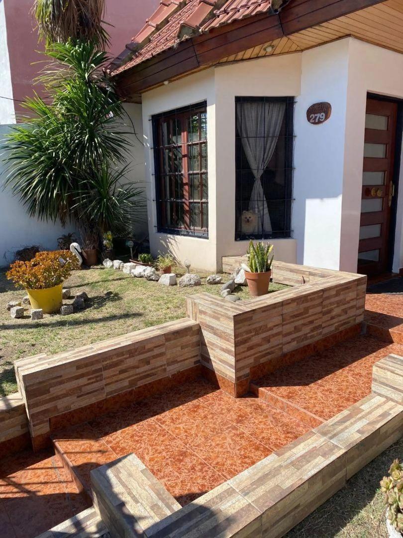 OPORTUNIDAD VENTA CASA 4 AMBIENTES CON COCHERA Y PILETA ESCUCHA OFERTA