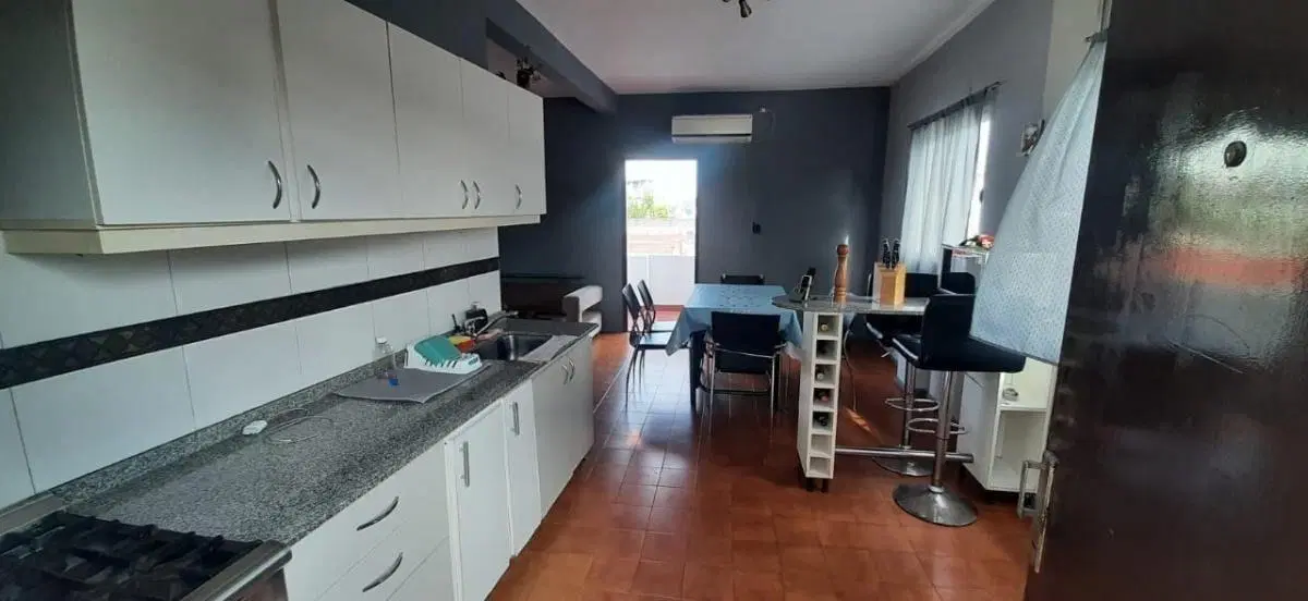 OPORTUNIDAD. CASA 3 AMBIENTES CON COCHERA. LOMAS DEL MIRADOR 2