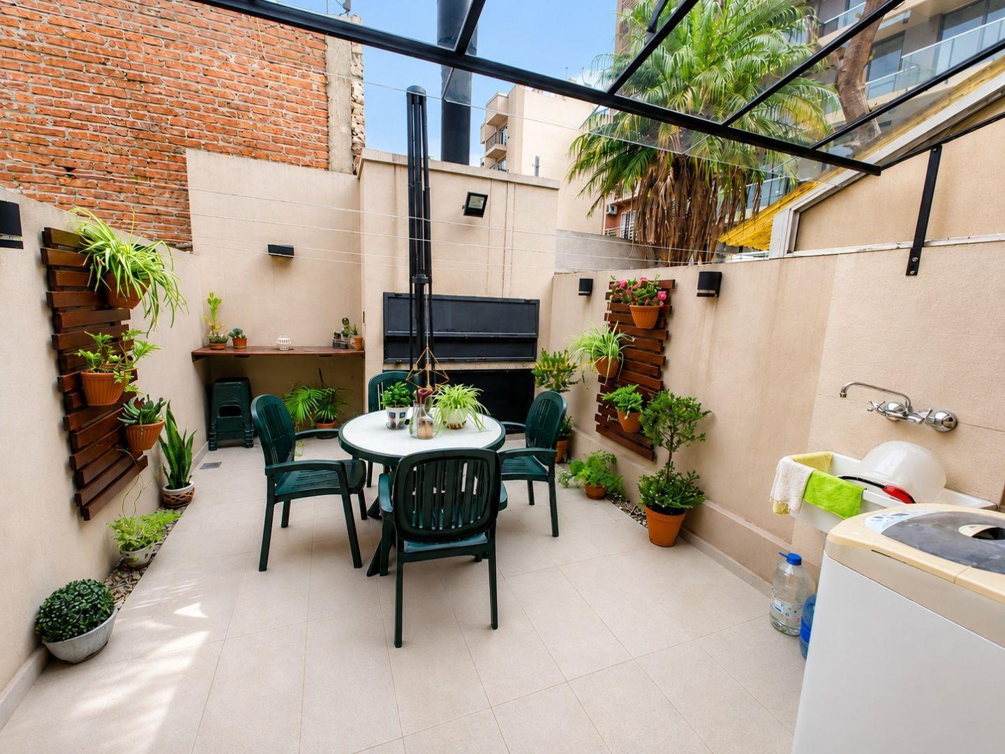 EXCELENTE DUPLEX 3 AMBIENTES CON PATIO