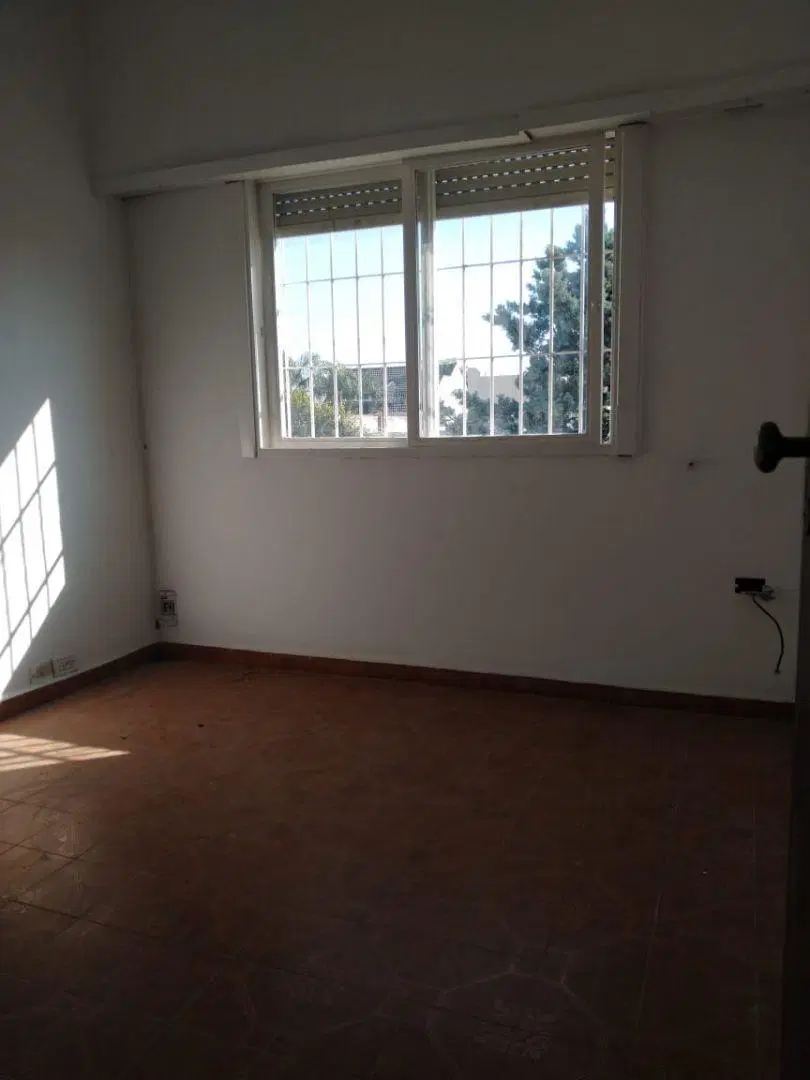 PISO 4 AMBIENTES CON COCHERA ESCUCHA OFERTA 5
