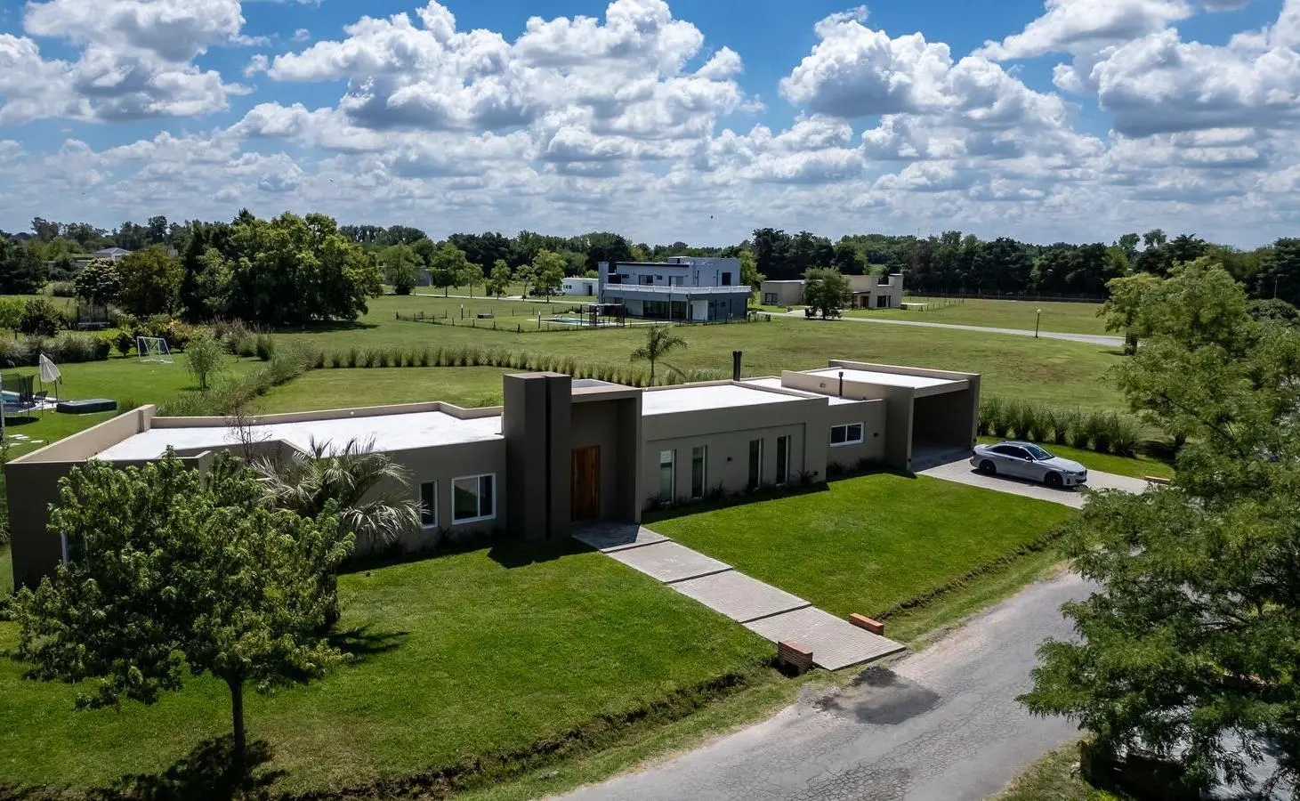 casa a estrenar de 5 ambientes en venta en club de campo Haras San Pablo lote 281 1