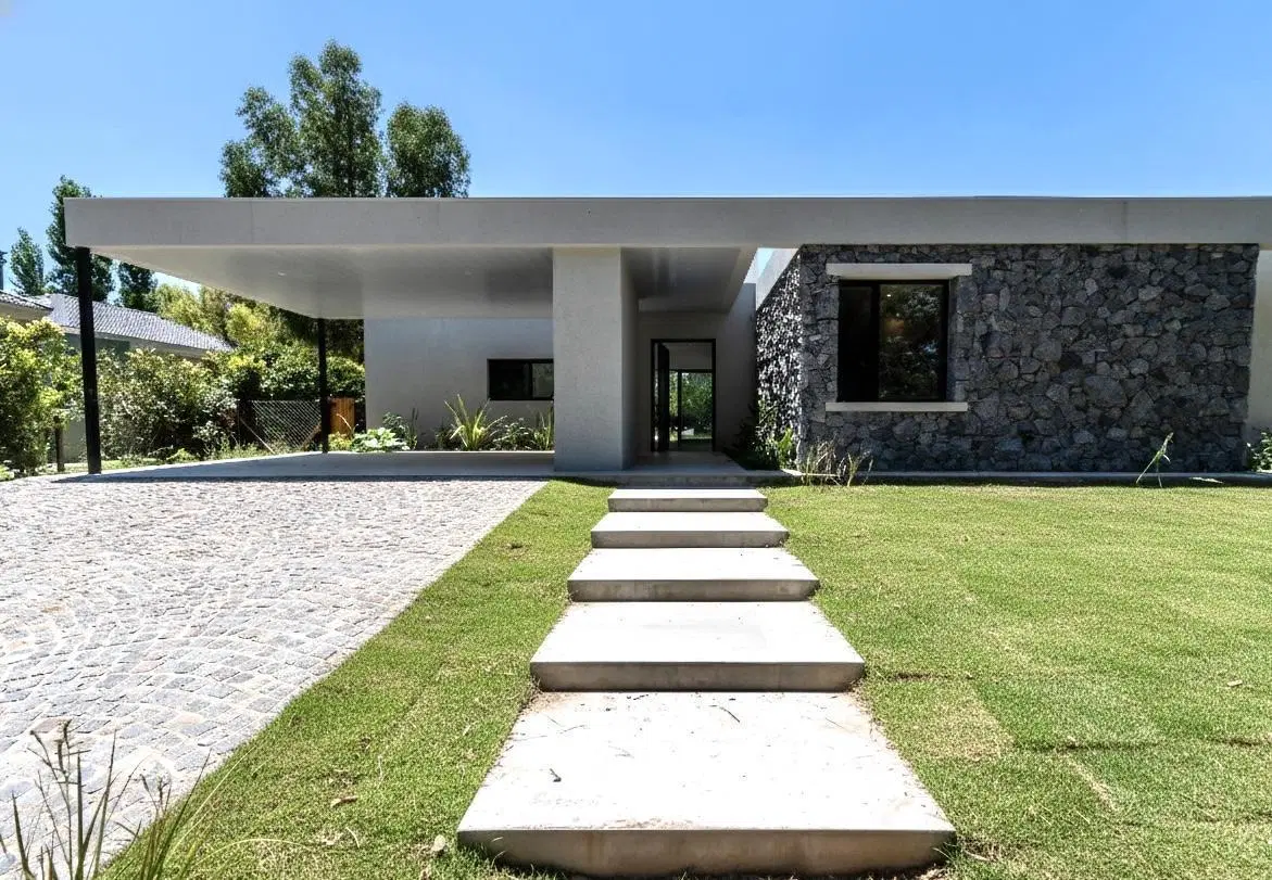 Casa a estrenar en venta en La Concepcion Lujan apta credito hipotecario 2