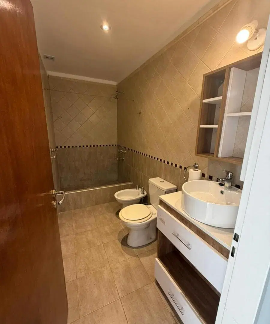 Casa de 4 ambientes a la venta en barrio sarmiento lujan 2