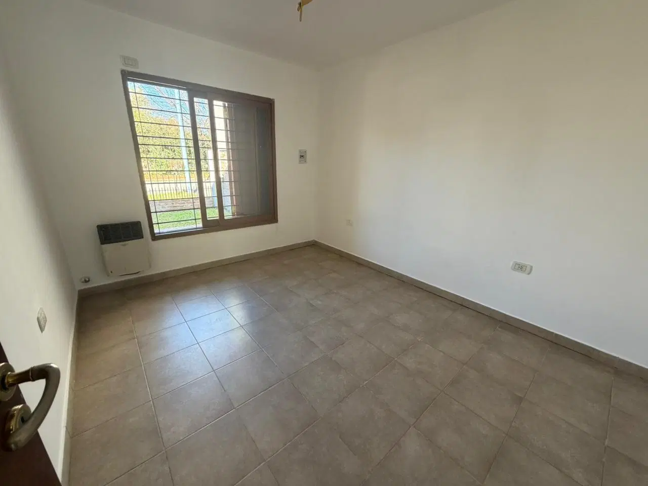 Casa de 4 ambientes a la venta en barrio sarmiento lujan 4