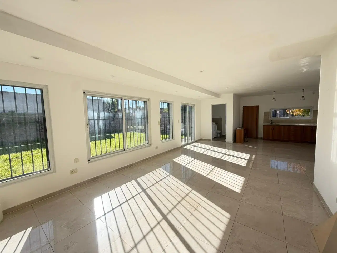 Casa de 4 ambientes a la venta en barrio sarmiento lujan 5