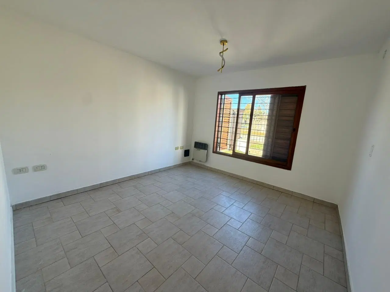 Casa de 4 ambientes a la venta en barrio sarmiento lujan 3