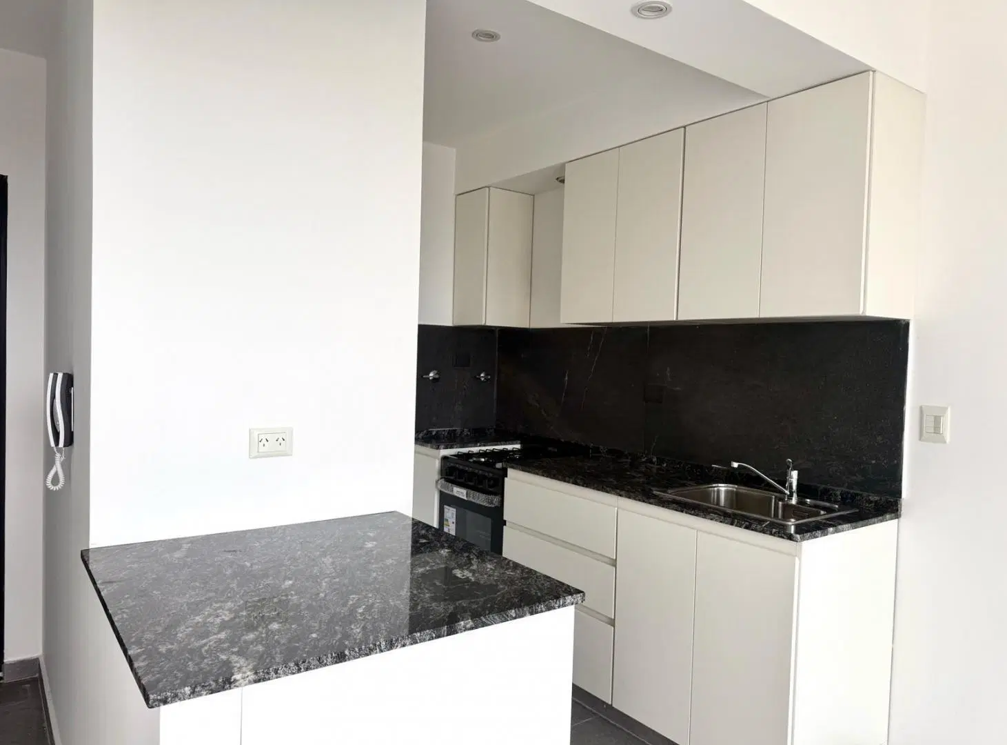Departamento dos ambientes a la venta en lujan centro con balcon y cochera 2