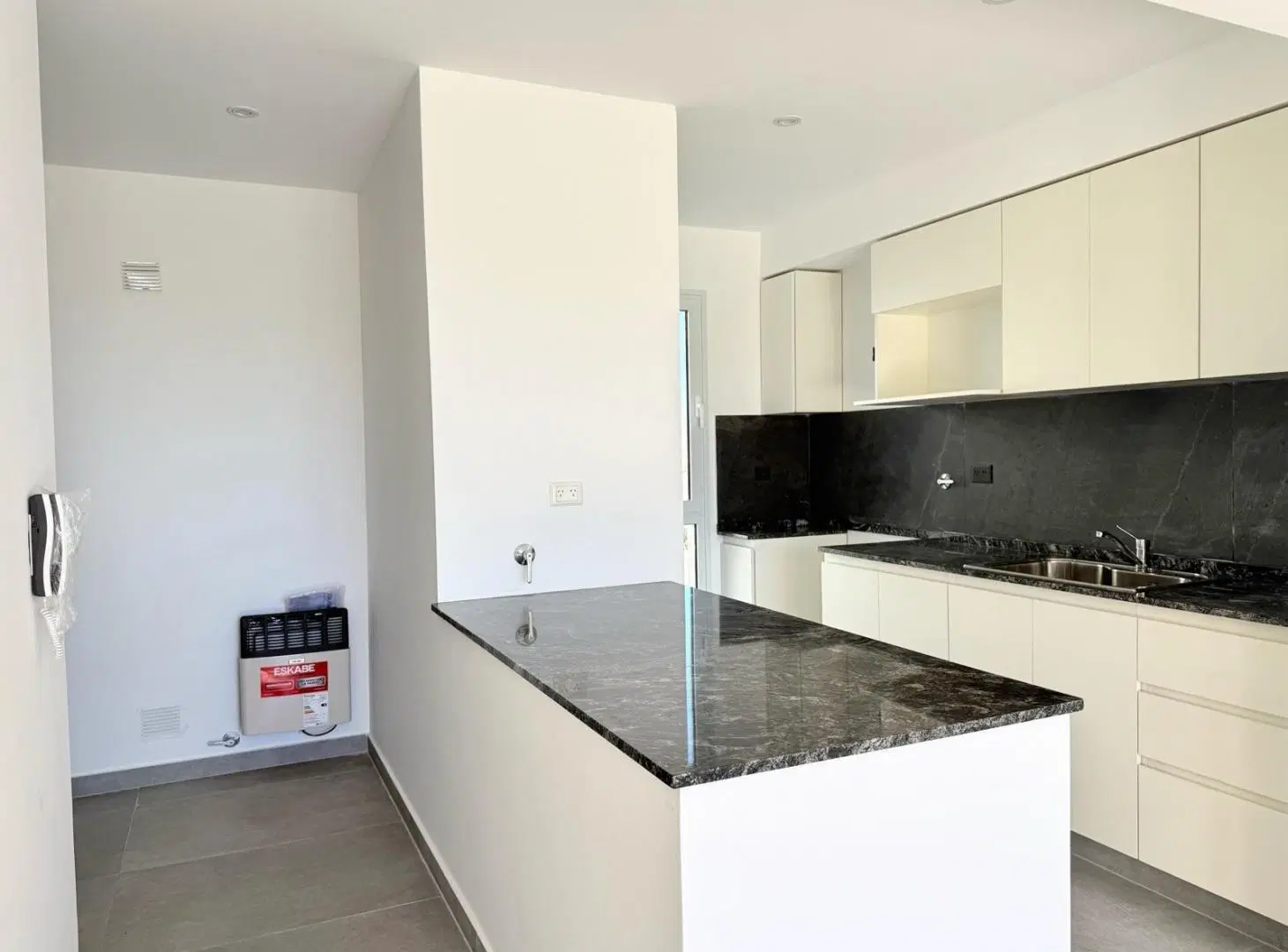 Departamento a estrenar 3 ambientes en venta en lujan centro con balcón y cochera 4