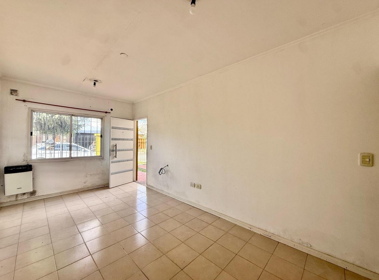 Foto de Departamento Dúplex 3 ambientes en venta en lujan Planta Baja con Patio y Cochera, imagen 2