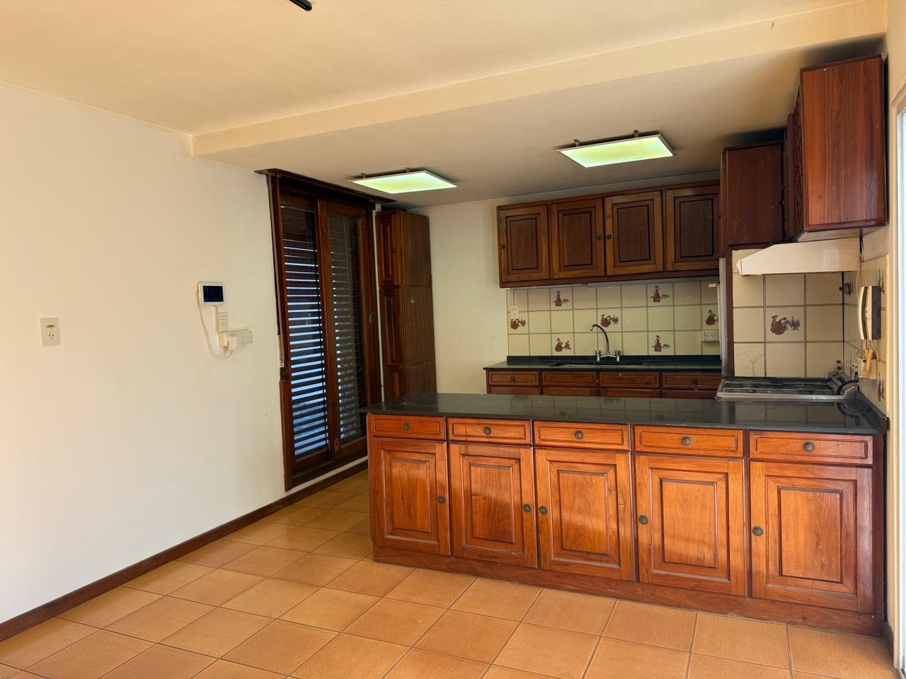 Foto de Casa en venta de 5 ambientes con pileta en lujan centro, imagen 3
