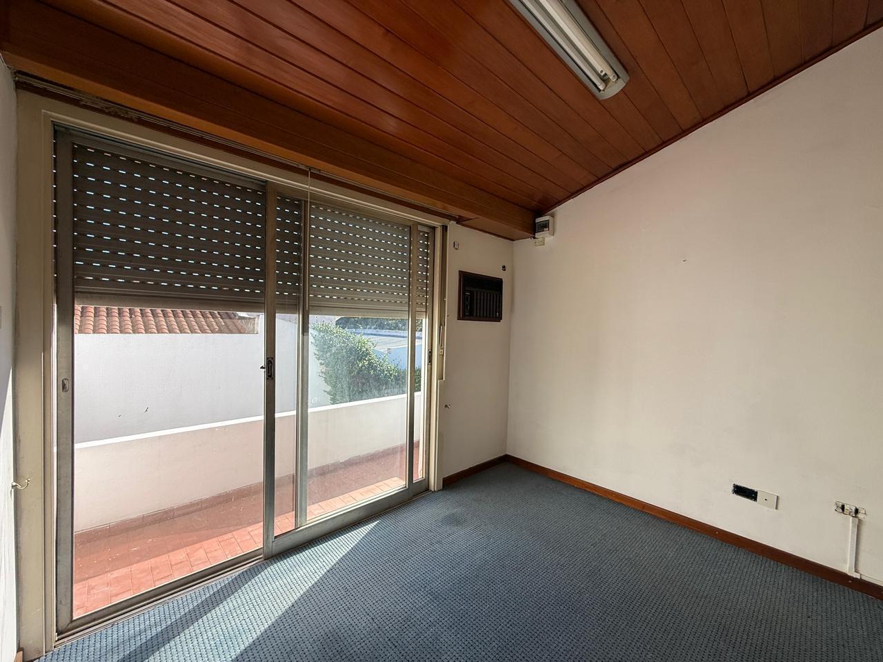 Foto de Casa en venta de 5 ambientes con pileta en lujan centro, imagen 1