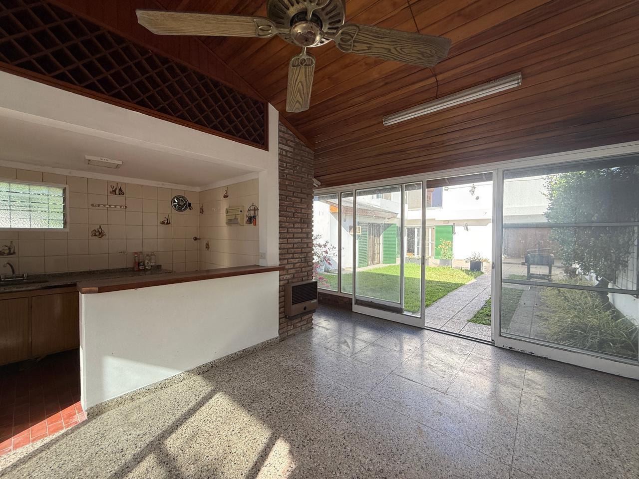 Foto de Casa en venta de 5 ambientes con pileta en lujan centro, imagen 4
