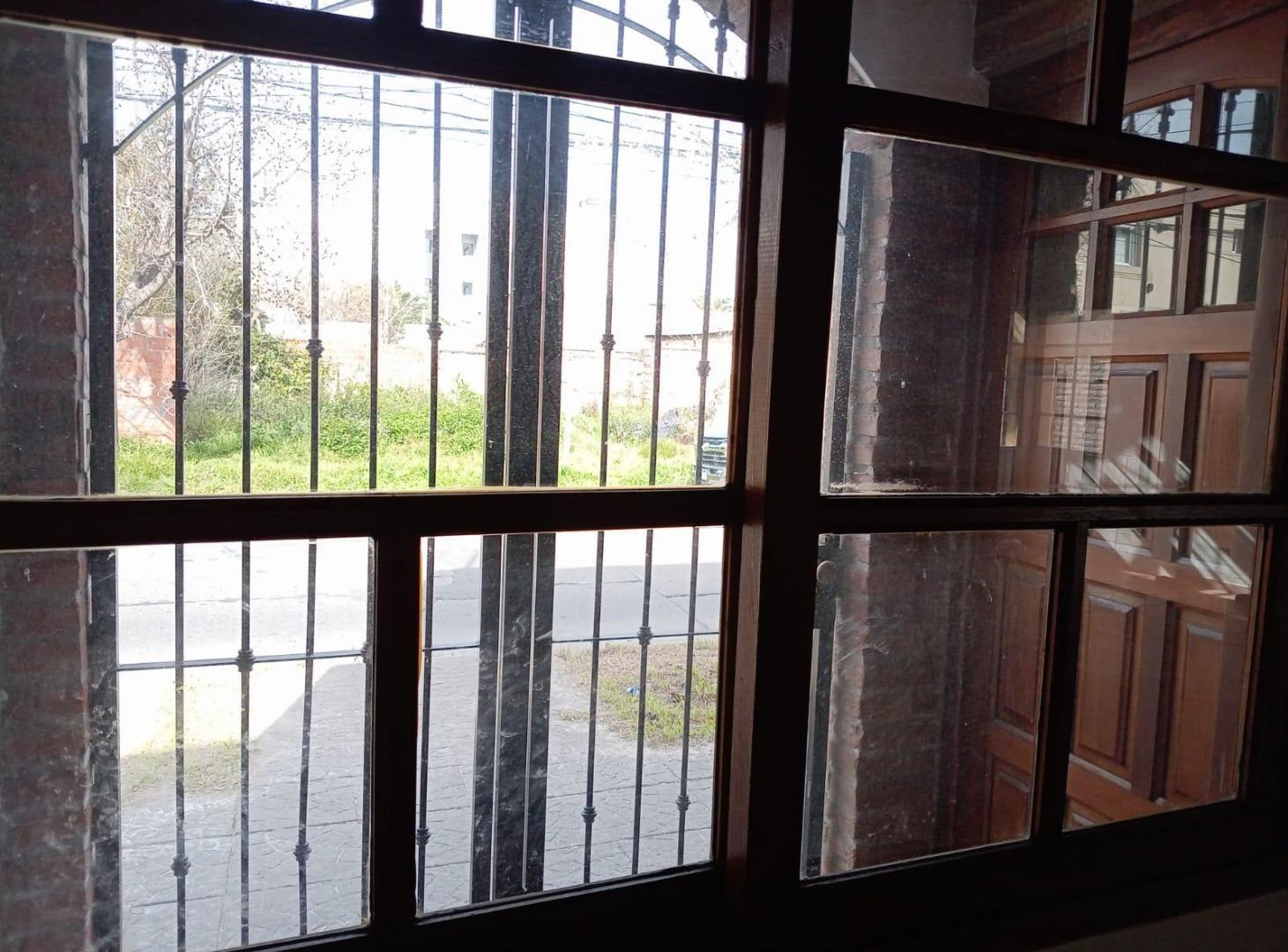 Foto de casa 3 ambientes en alquiler lujan centro con cochera y patio humberto, imagen 1