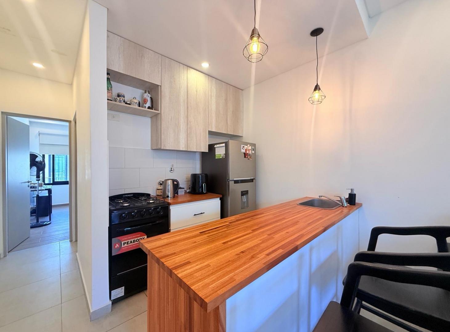 Foto de Departamento dos ambientes en venta lujan centro con cochera apto, imagen 2