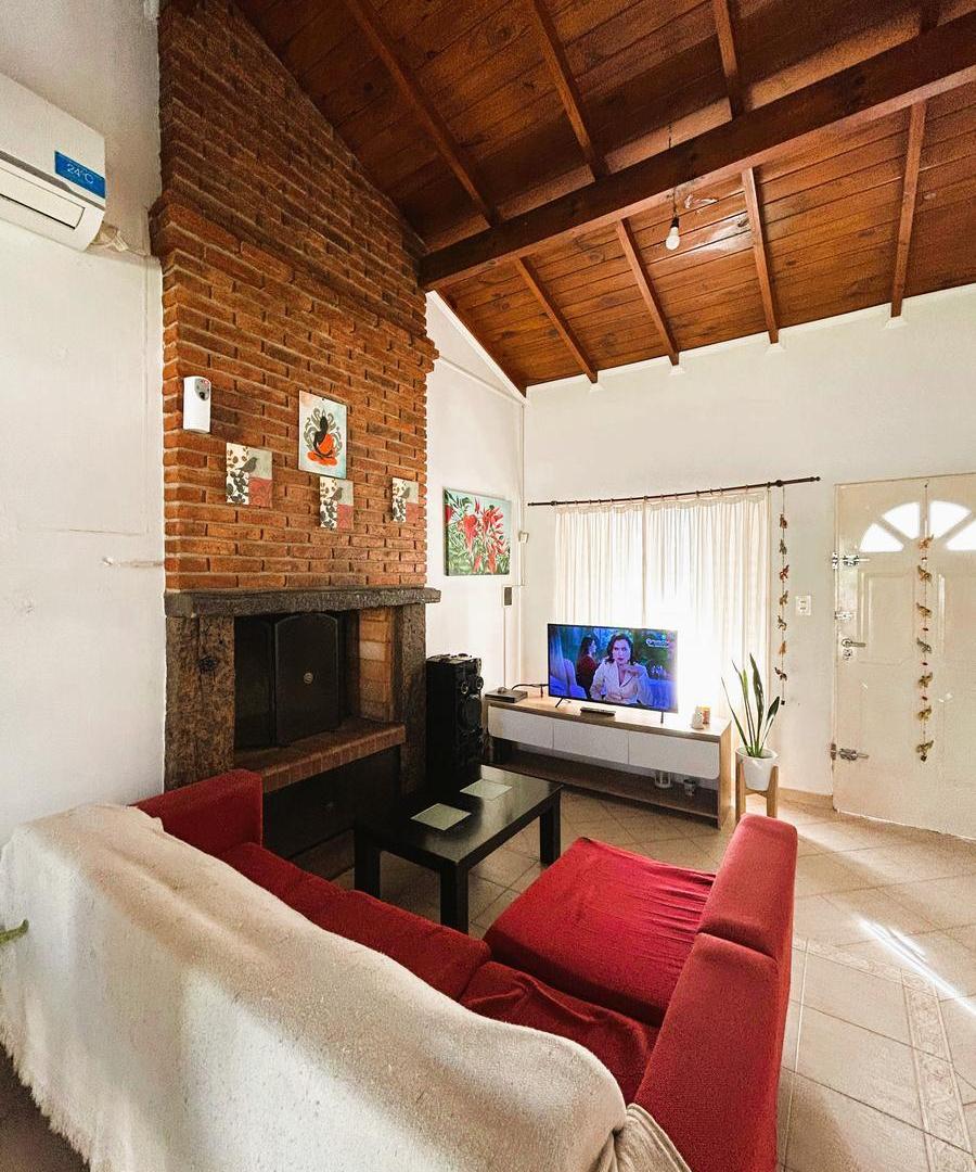 Foto de casa de 4 ambientes en venta en lujan con patio y cochera apto credito, imagen 2