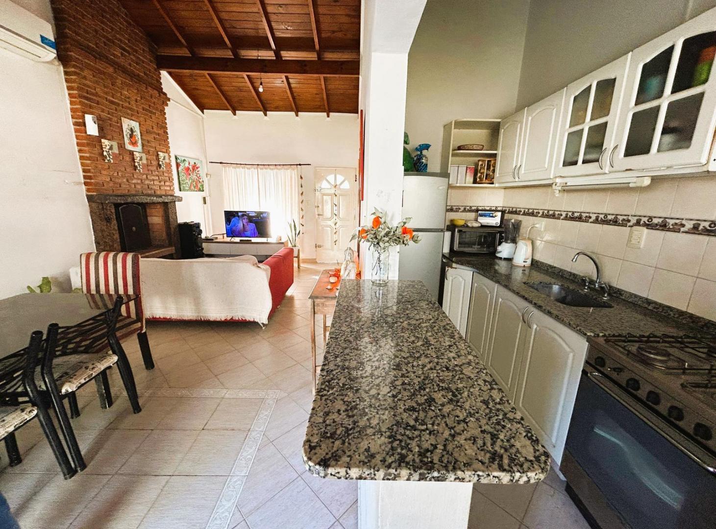Foto de casa de 4 ambientes en venta en lujan con patio y cochera apto credito, imagen 1