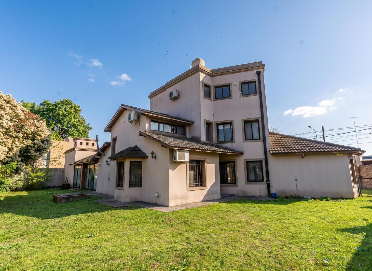 Foto de casa de 5 ambientes en venta en lujan con patio y cochera, imagen 3