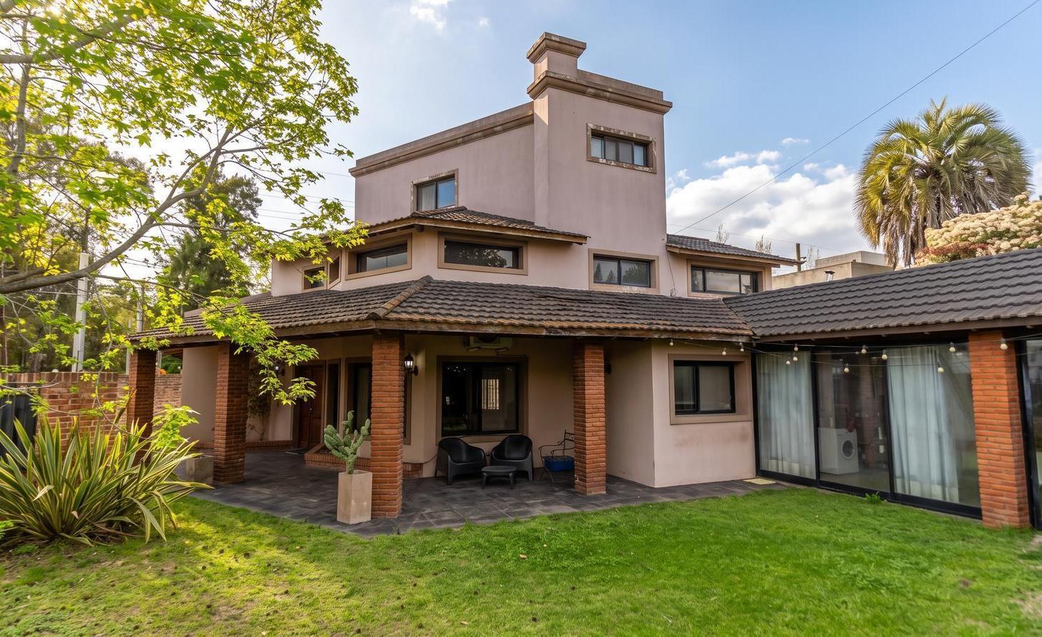 Foto de casa de 5 ambientes en venta en lujan con patio y cochera, imagen 1