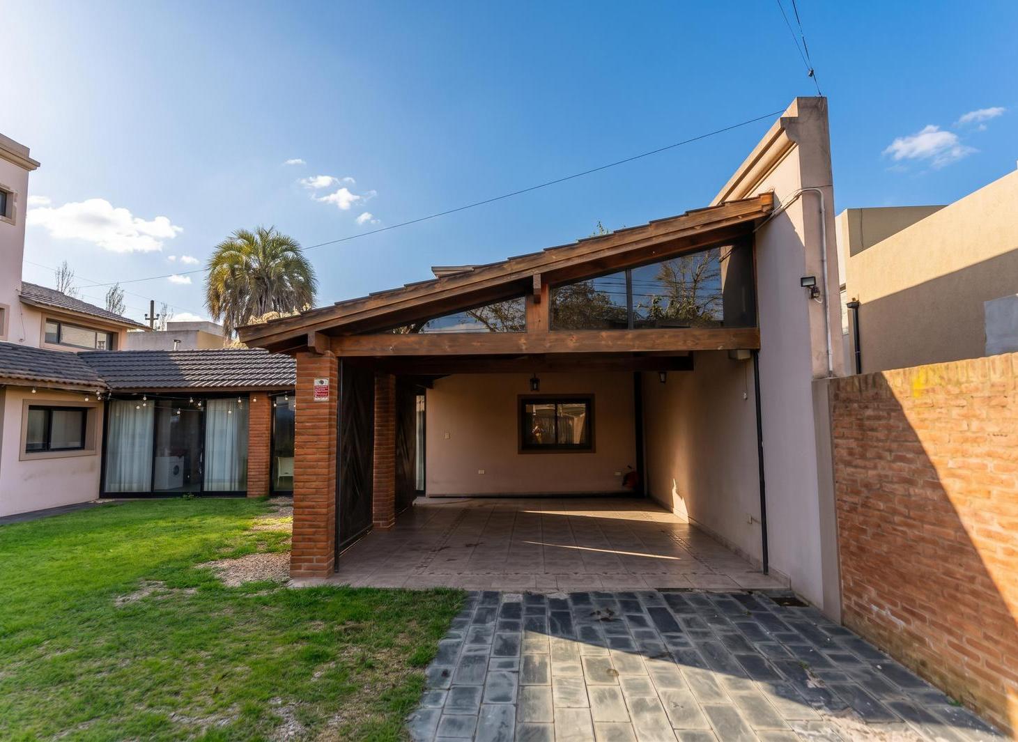 Foto de casa de 5 ambientes en venta en lujan con patio y cochera, imagen 2
