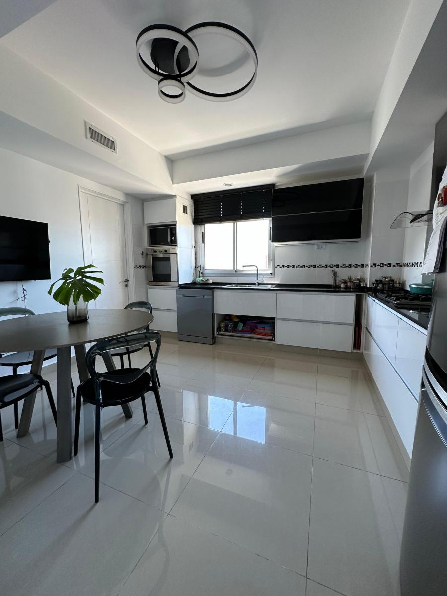 Foto de HERMOSO SEMIPISO CON COCHERA DOBLE Y BAULERA, imagen 2