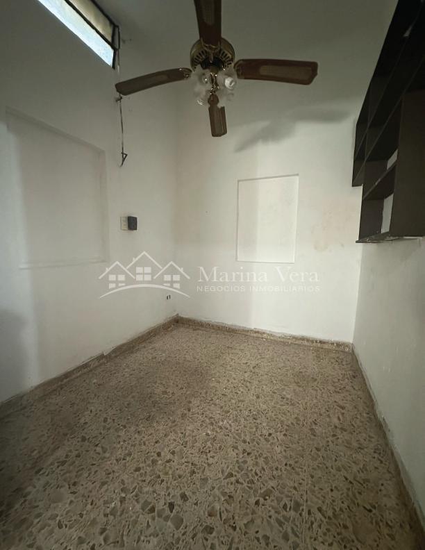 VENTA -CASA ANTIGUA CON DPTO. DE 2 AMBIENTES AL FRENTE