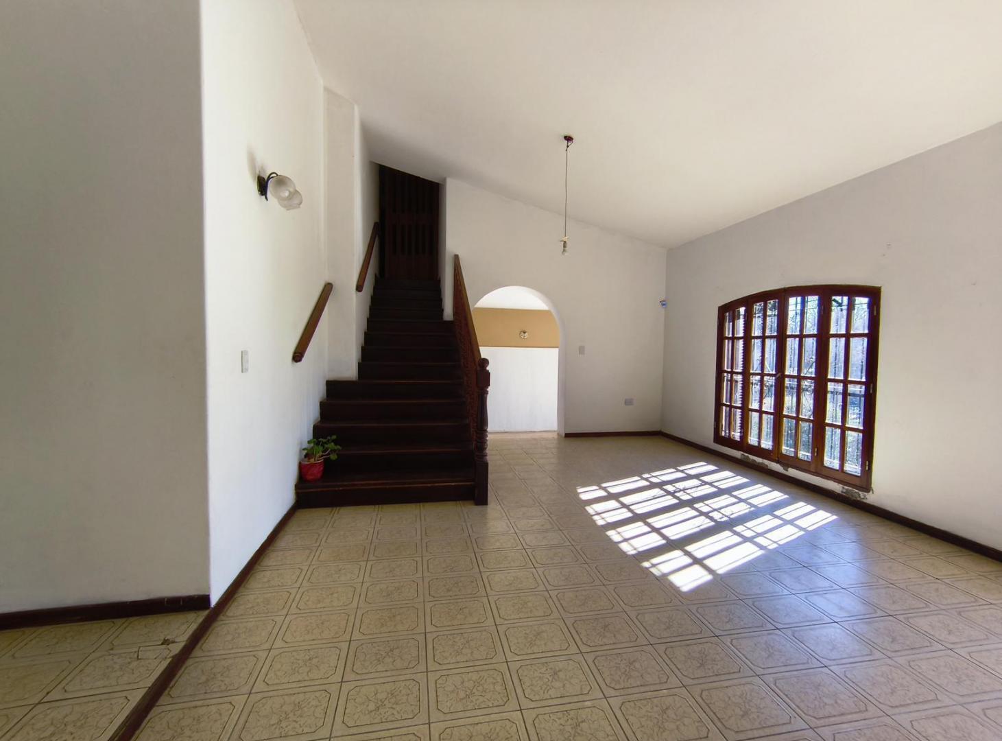 Foto de Casa 3 Dormitorios - Pileta Y Parque 1192m² - Villa Giardino, imagen 2
