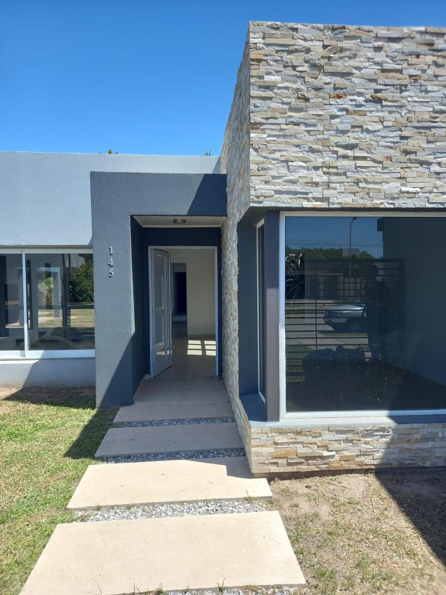 Casa en Barrio Brigadier López 3