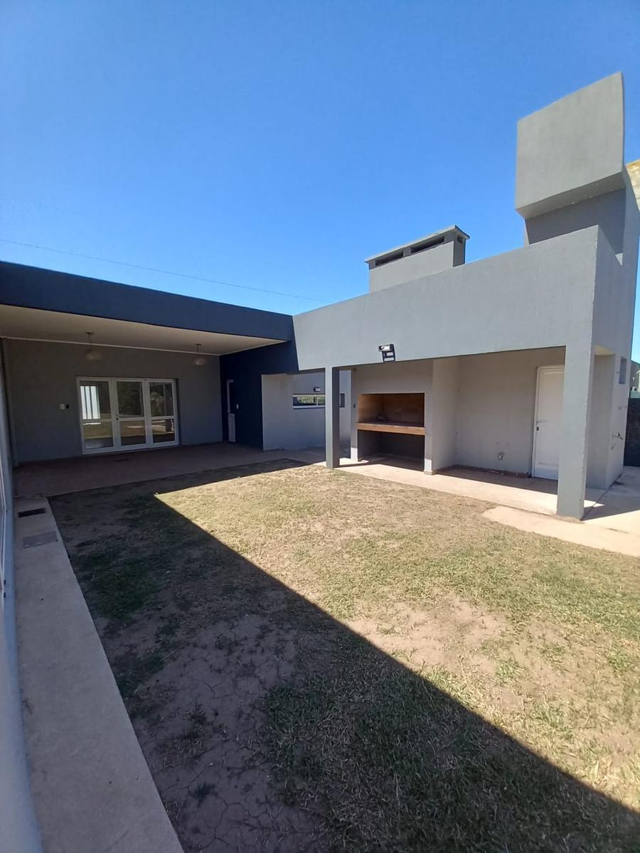 Casa en Barrio Brigadier López 4