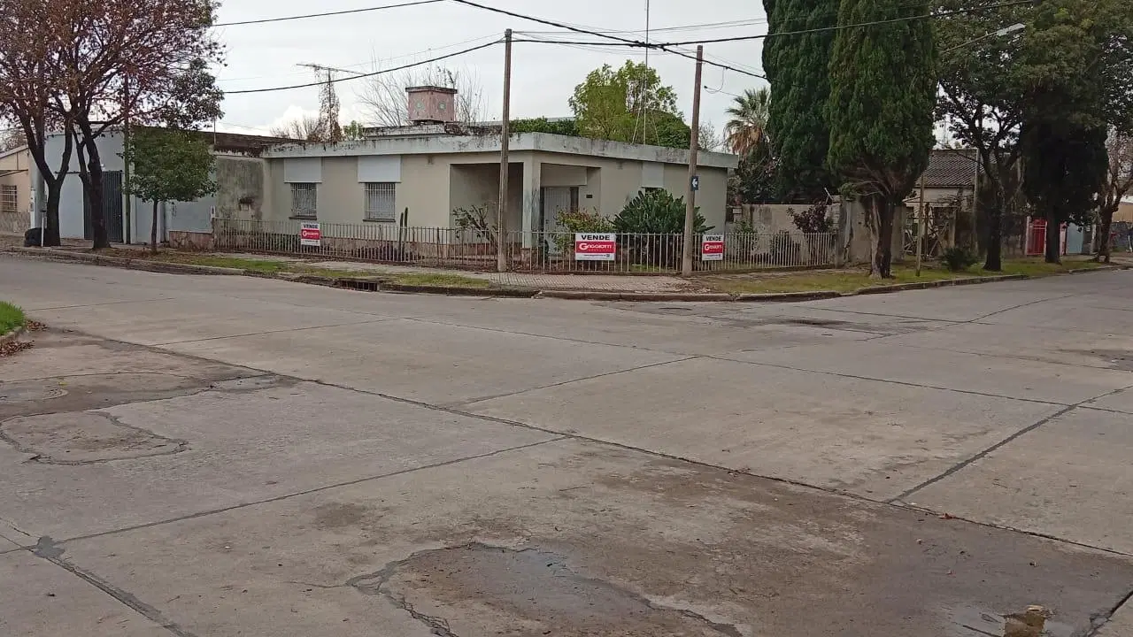 Casa en esquina sobre importante Terreno 1