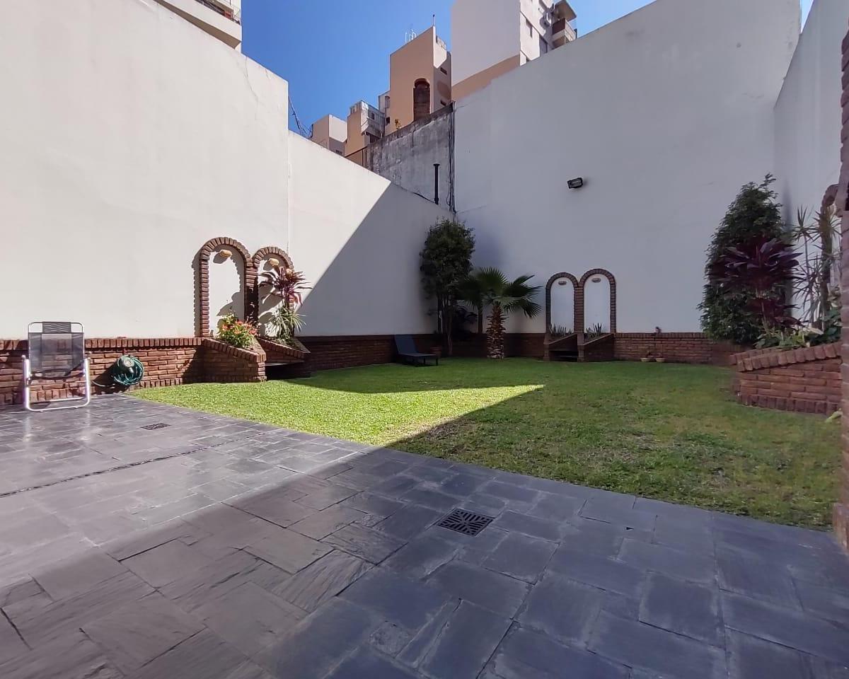 Casa con Jardín en Impecable Estado 1