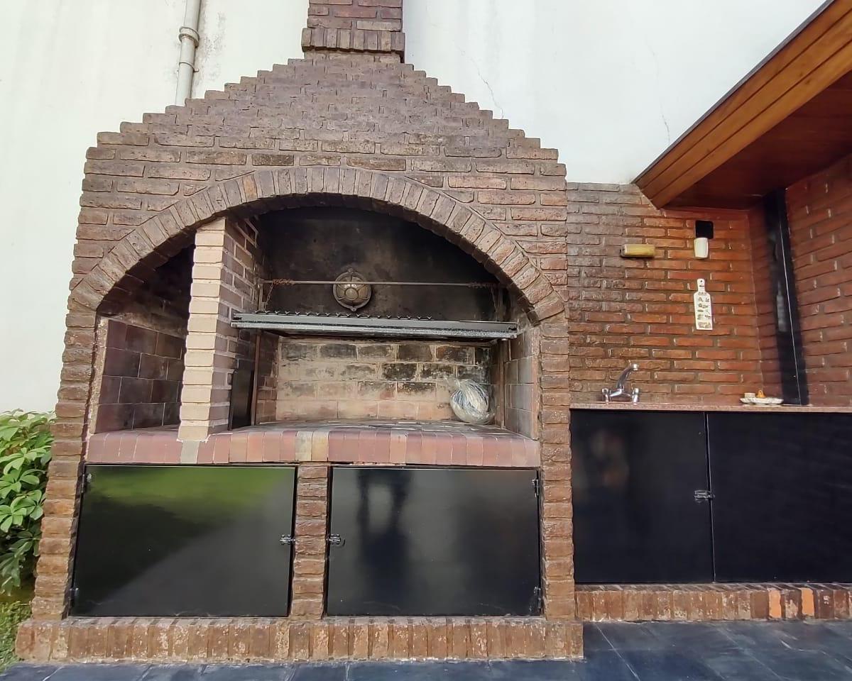 Casa con Jardín en Impecable Estado 2