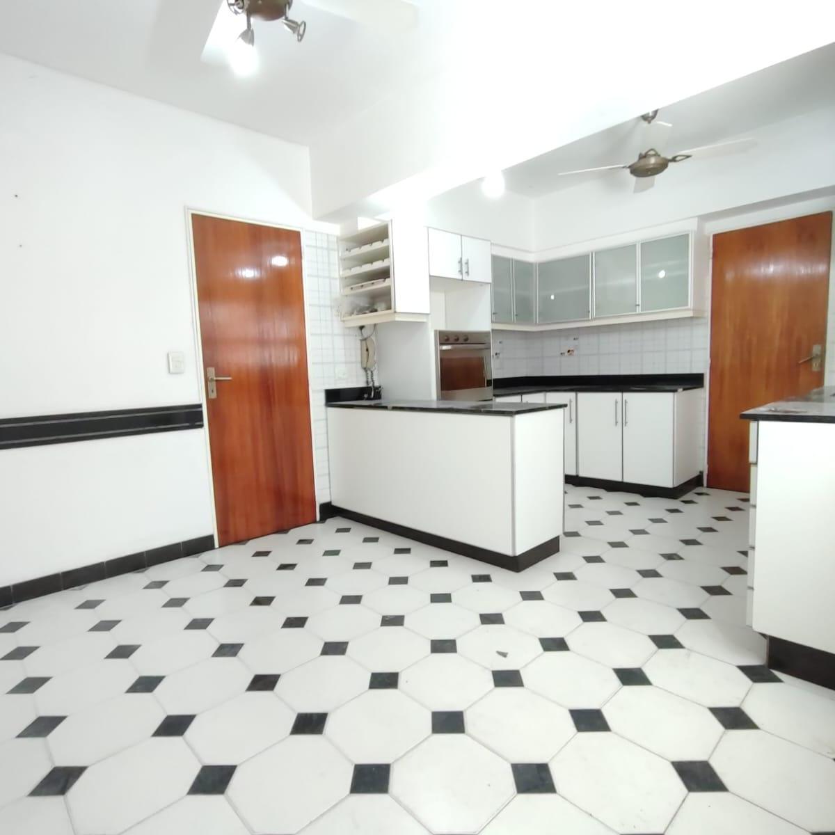 Fantástico Piso 4amb con Dos Cocheras y Baulera 1
