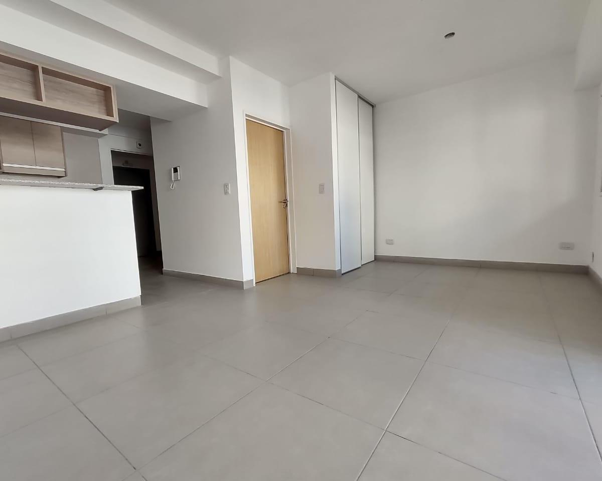 A estrenar - Muy buen ambiente divisible con balcón en edificio de calidad