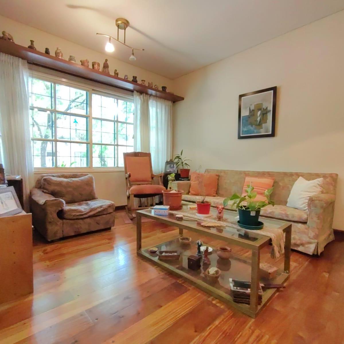 Fantástico Triplex con Garage, Patio, Jardín, Parrilla en Excelente Estado 2