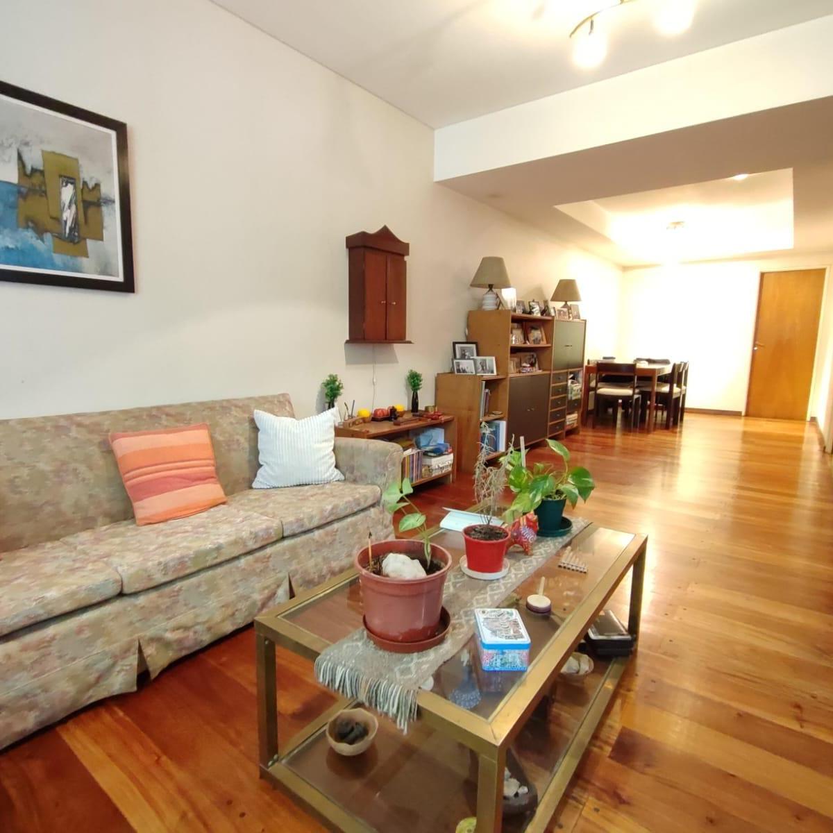 Fantástico Triplex con Garage, Patio, Jardín, Parrilla en Excelente Estado 1